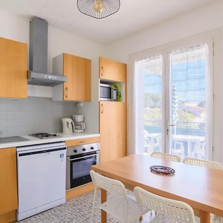 Daire Charming Flat In With Balcony