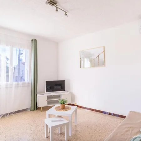 Daire Charming Flat In With Balcony *