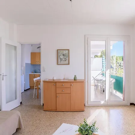 Charming Flat In With Balcony Appartement Hyères